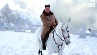 Ким Чен Ун изкачи свещения връх Пактусан на... бял кон (+Снимки)