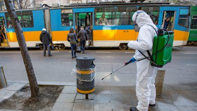 Пълна дезинфекция на спирките на градския транспорт