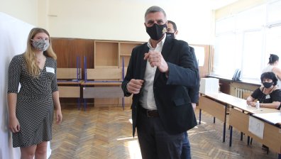 Премиерът Янев призова за масово гласуване: От нас зависи бъдещето на страната