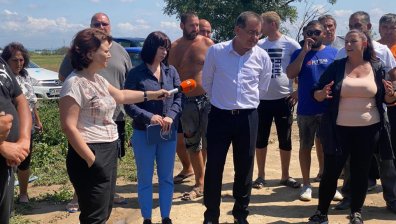 Гневни земеделци блокираха главен път, искат 100% компенсации след градушката