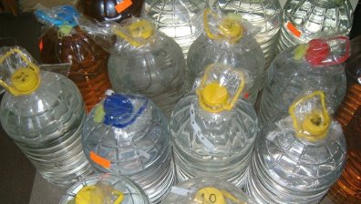 Митниците продават на търг над 135 хил. литра иззет алкохол