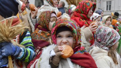 Между носиите и сирените: Несломимият Лвов празнува, въпреки руските атаки (СНИМКИ)
