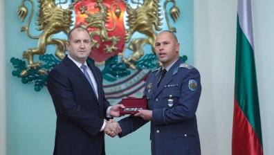 Радев удостои български военнослужещи с висши военни звания