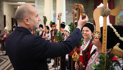 Радев прие коледари от Русе в президентството