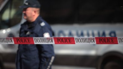 Слезе от колата, падна и почина: Мъж издъхна на паркинг пред магазин в Кърджали