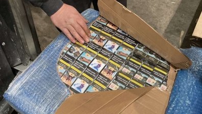 Митничари задържаха 549 200 контрабандни къса цигари, скрити в камион с мебели