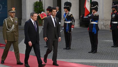 Какво подари Кирил Петков на папата и как премиерът разчупва протокола?