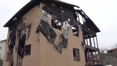 Пожар изпепели къщата на многодетно младо семейство в Брестник (обновена)