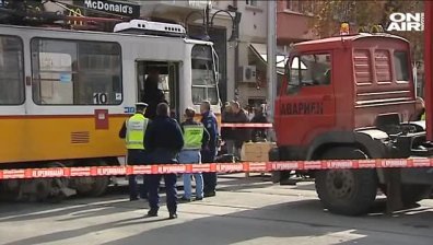 Трамвай излезе от релсите в центъра на София, блъсна жена 