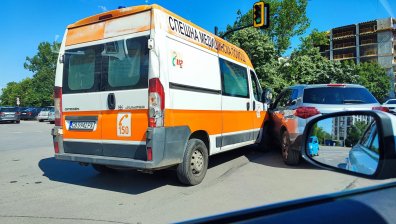 Линейка и кола се удариха в столичен квартал