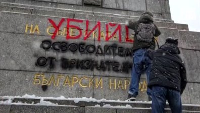 Историята на Паметника на Съветската армия и как се превърна в сцена за политическо изкуство