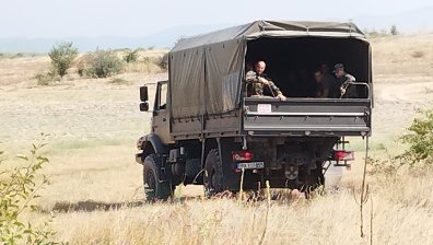 Пожарът край Казанлък обхванал и вековни дървета, патрулиращият полицай е с фрактура