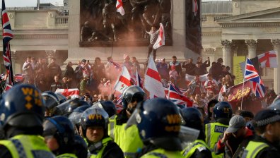 Насилие и арести по време на антимигрантския протест в Лондон (СНИМКИ)