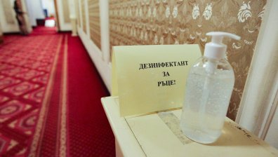 Срещу заразата: Отделиха депутати от журналисти в НС (+СНИМКИ)