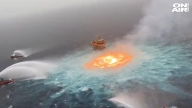 След теч от газопровод: Зрелищен пожар във водите на Мексиканския залив (+ВИДЕО)