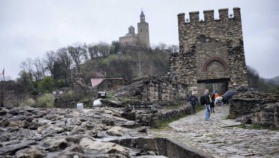 Падналият мъж от хълма Царевец е с опасност за живота