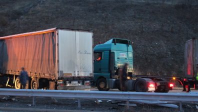 ТИР блокира АМ "Струма", спукал гума и се завъртял