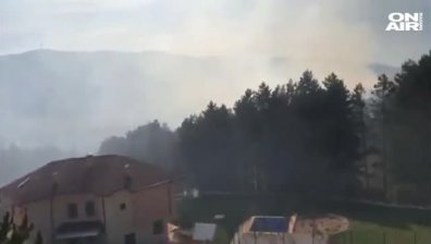 Пожар избухна  на метри от последните къщи в квартал "Княжево"