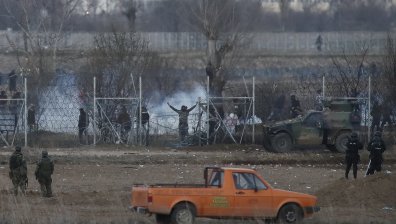 Турски брониран автомобил свалил част от оградата, издигната от Гърция