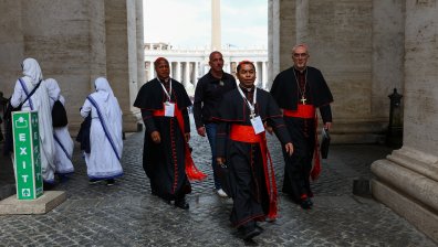 Рим посрещна кардиналите за конклава, който ще избере нов папа