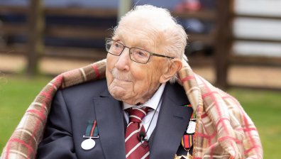 Елизабет удостои 100-годишния ветеран Том Мур с титлата рицар (+Видео)