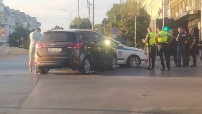 Шофьор се вряза в полицейски автомобил в центъра на София