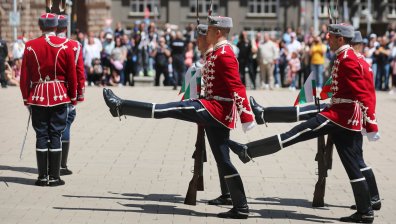 С чувство на гордост: Тържествена смяна на почетния гвардейски караул (СНИМКИ)
