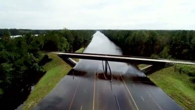 Ураганът "Флорънс" превърна магистрала в река