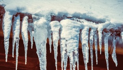 Ледена висулка падна от сграда в центъра на София и рани жена