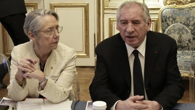 Във Франция оцеля правителството на премиера Франсоа Байру