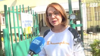 Фандъкова занесе яйца и козунаци на възрастни хора в София