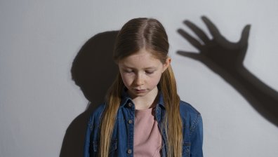 Мъж души и удря в главата непълнолетната си дъщеря в София