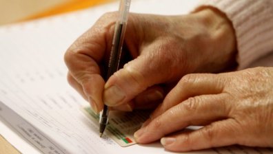 Във Варна почина председател на секционна комисия