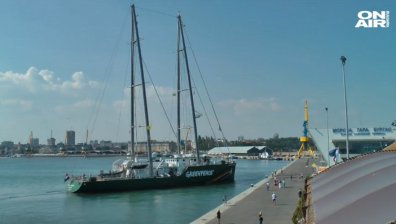 Rainbow Warrior акостира в Бургас 