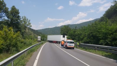 Тежка катастрофа между кола и ТИР затвори пътя за Гърция, има и жертва