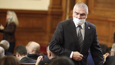 Из парламента пълзи зараза! Марешки и "Воля" влязоха в НС с маски