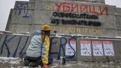 Изрисуваха Паметника на Съветската армия с "Окупатори", "Убийци", "Слава на Украйна"