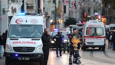 Рухна историческа сграда в Истанбул, човек е затрупан под руините