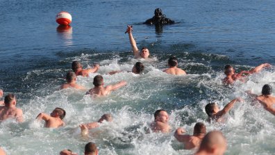 Десетки скочиха в езерото в "Дружба" за богоявленския кръст