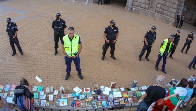 Протестиращите оставиха книги пред Министерския съвет