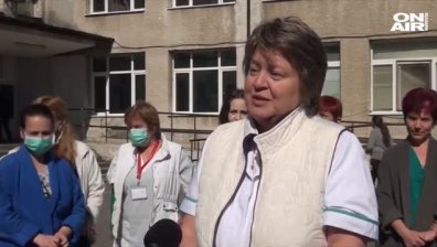 Спонтанен протест на мед. сестри в Карлово, подкрепят колегите си от София