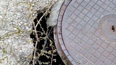 Сигнал от HelpBook: Стъпих в дупка в столицата и останах без маратонка