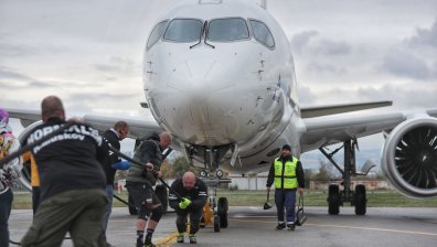 Мъже от стомана дърпаха самолет Airbus A220 (СНИМКИ)