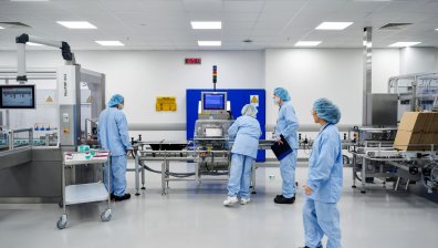 AstraZeneca обеща да произвежда по 2 млн. дози на седмица от ваксината си