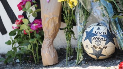 Стадионът на "Славия" потъна в цветя и плакати в памет на загиналите деца (+СНИМКИ)