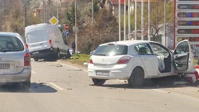 Тежка катастрофа блокира ключов булевард в София
