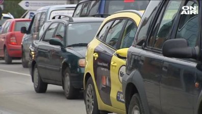 Интензивен трафик на изхода на столицата, очаква се да е така през целия ден