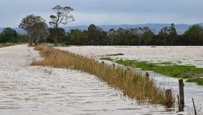 Един загинал и хиляди пред евакуация заради тежки наводнения в Австралия