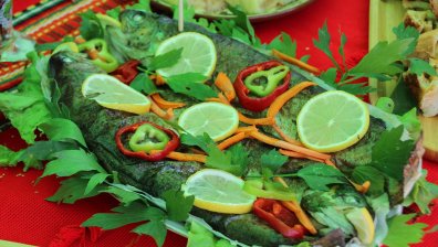 Рибата цвърчи, ракията се лее: Тетевен се потопи в празник на вкусовете (СНИМКИ)