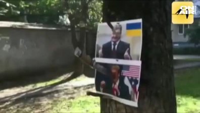 Баби - фенки на Путин, мятаха ножове по портрети на Тръмп и Порошенко